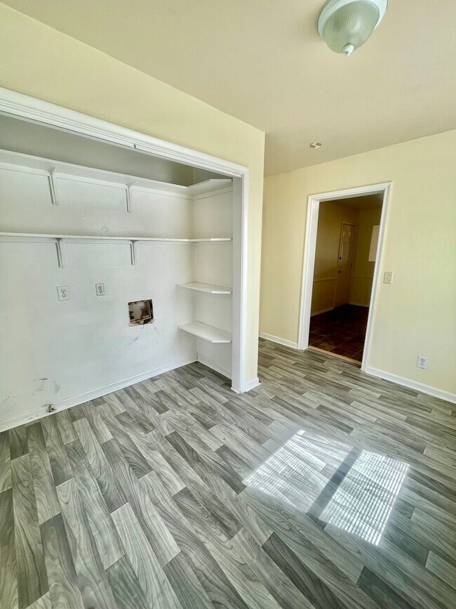 Building Photo - Charming Hideaway: 2BR Cozy House