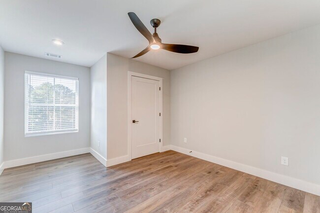 Building Photo - 121 Chateau Dr SE