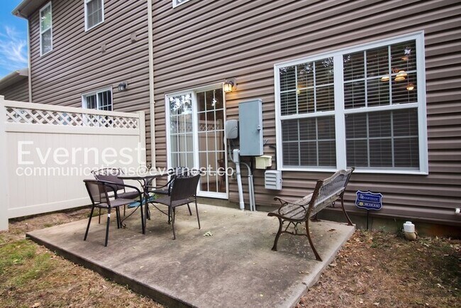 Building Photo - 3 Bed/2.5 Bath Townhome with Garage / Pet-Friendly / Coming Soon!