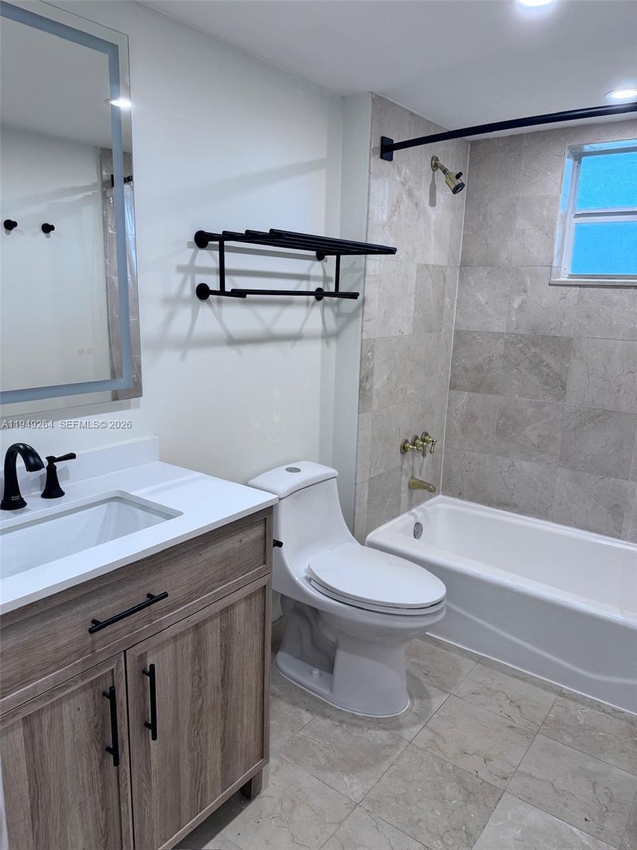 Building Photo - 100 Edgewater Dr