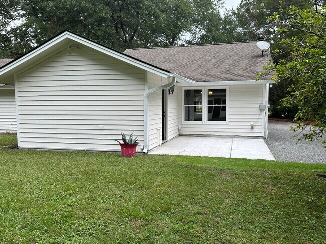 Building Photo - Completely Remodeled Ranch Style Home in t...