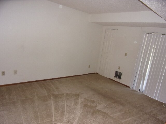 Building Photo - 12043 W Cross Dr
