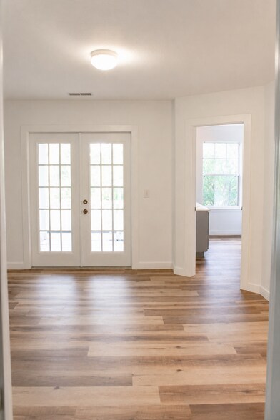 Building Photo - 521 Eastwater Ln