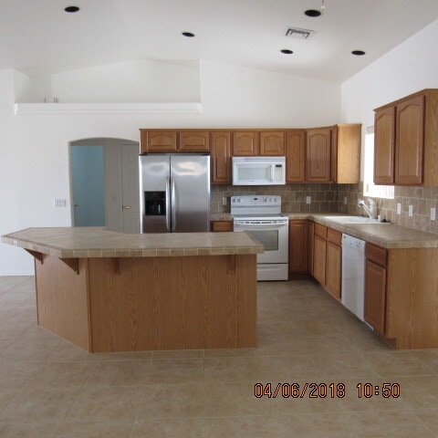 Building Photo - 3 Bedroom 2 Bath 3 Car Garage