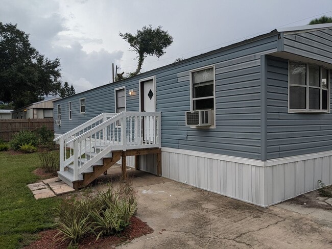 Building Photo - 2Bedroom /1.5 Bath Mobile in Mims Nicely Updated