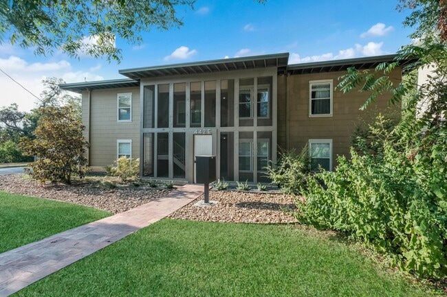 Building Photo - Mid Century Charmer