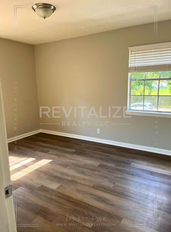 Building Photo - Charming 2/1 Apartment in Midtown!