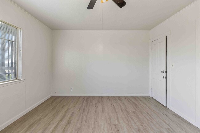 Building Photo - 2 bedroom / 1 bathroom available for rent ...