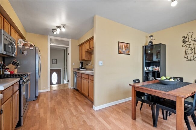 Building Photo - 517 Longwood Dr