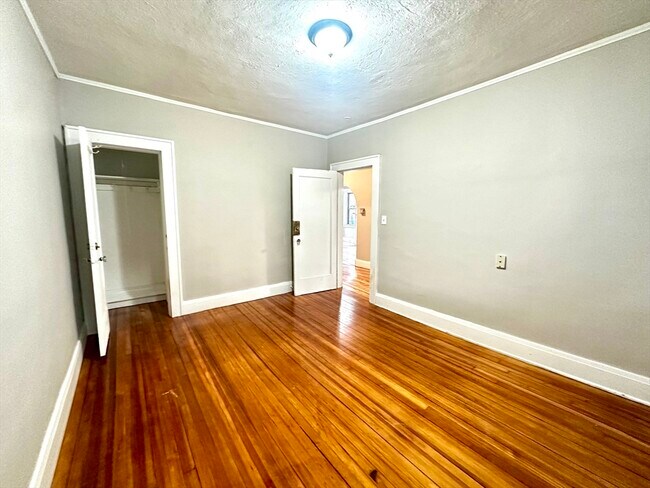 Building Photo - 577 Pleasant St