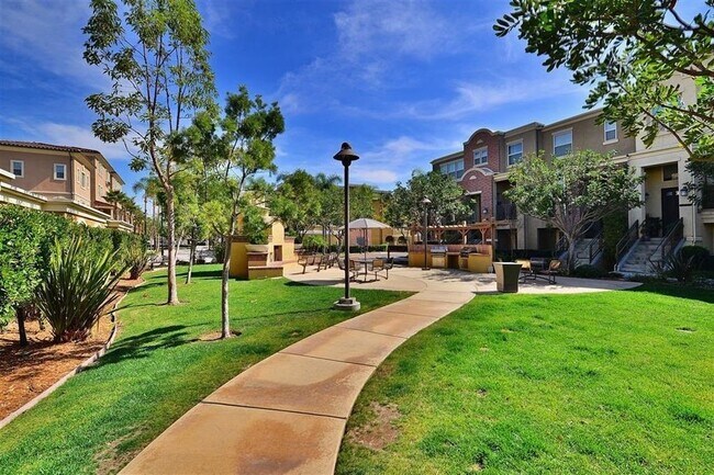 Building Photo - Gorgeous two bedroom home with 2.5 bathroo...