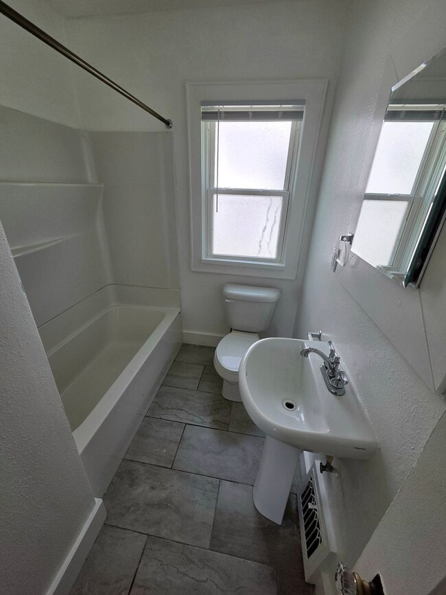 Building Photo - Charming 3 Bedroom / 1 Bath House with Ori...