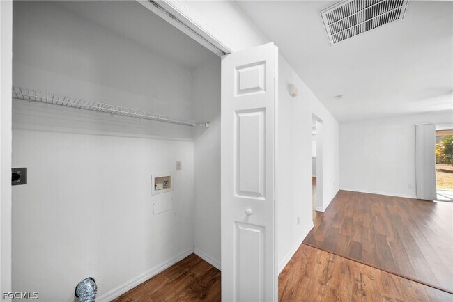 Building Photo - 1044 SE 11th St