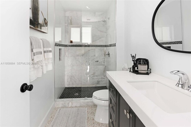 Building Photo - 930 N 11th Ct