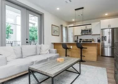 Building Photo - 4001 Roseland Ave