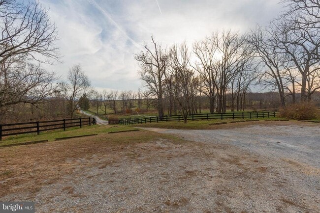 Building Photo - 562 Smithfield Ln