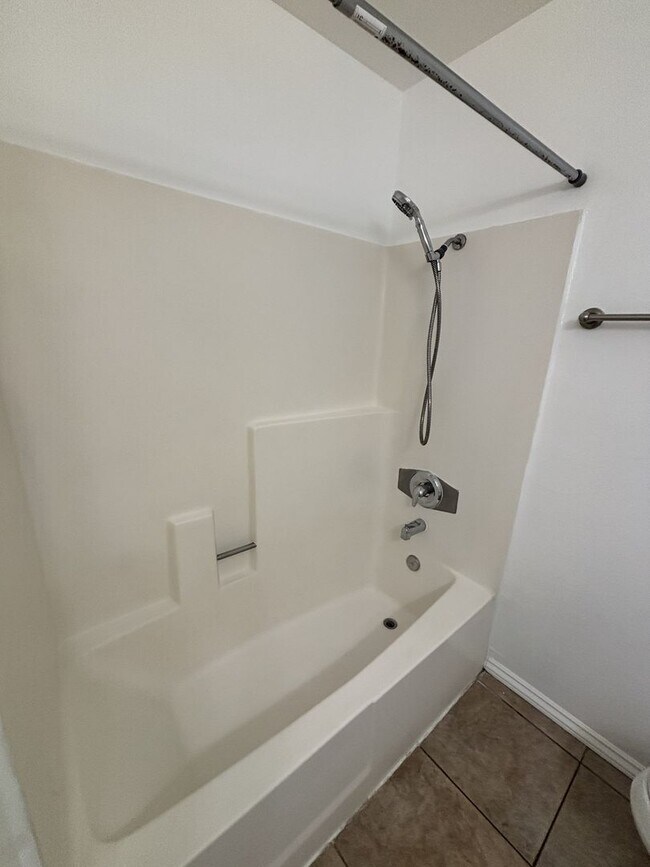 Building Photo - MOVE IN READY Updated La Habra condo