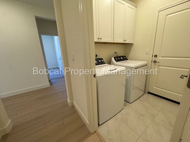 Building Photo - 1484 W Sunset Way