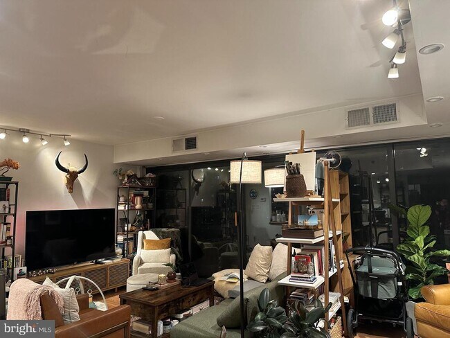 Building Photo - 1530 Key Blvd