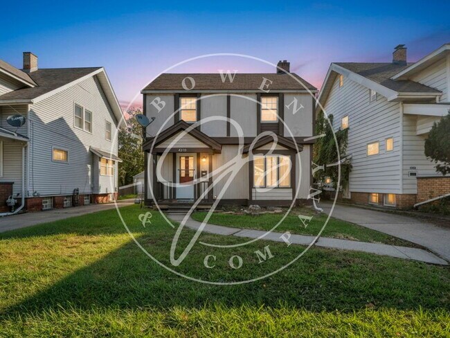 Building Photo - 3-Bedroom 1 1/2 Bathroom home in West Toledo with Hardwood Floors!