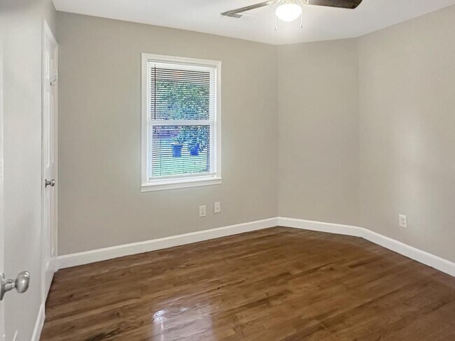 Building Photo - 120 Eastway Ln