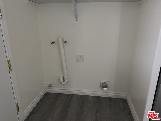 Building Photo - 10509 S Van Ness Ave