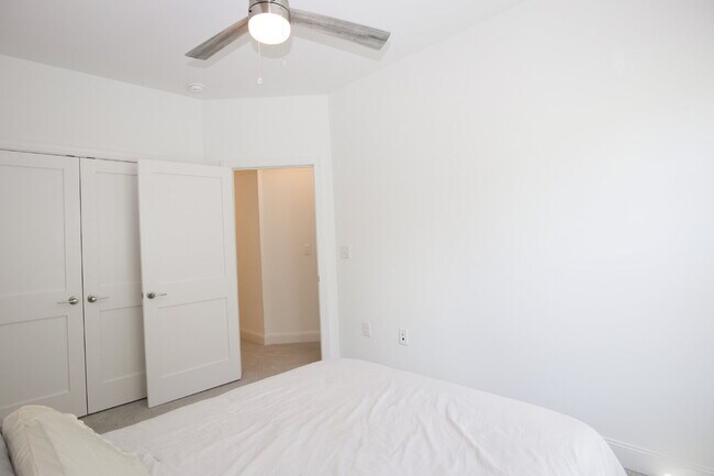 Building Photo - 381 James St