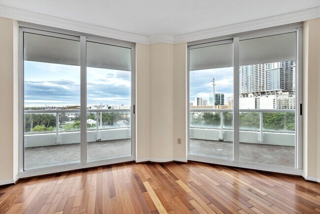 Building Photo - 401 SW 4th Ave