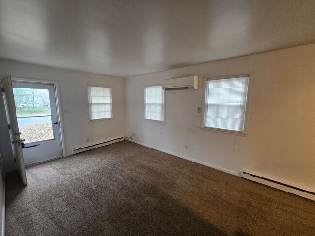 Building Photo - 1 bedroom duplex
