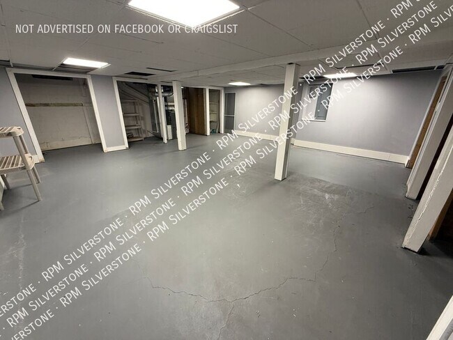 Building Photo - 5283 Rostraver Ct