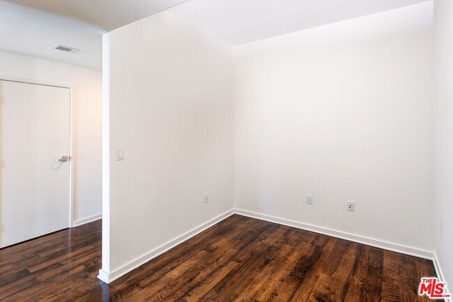 Building Photo - 13700 Marina Pointe Dr