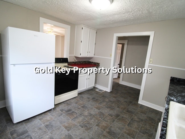 Building Photo - 4 BR 1.5 BA House with Central Air and Covered Porch (SECTION 8 APPROVED)