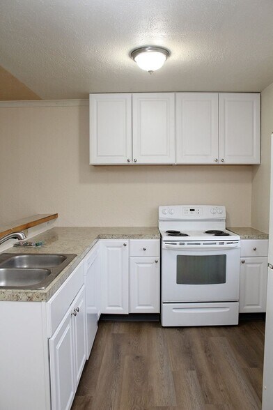 Building Photo - 7937-7937 N Fessenden St