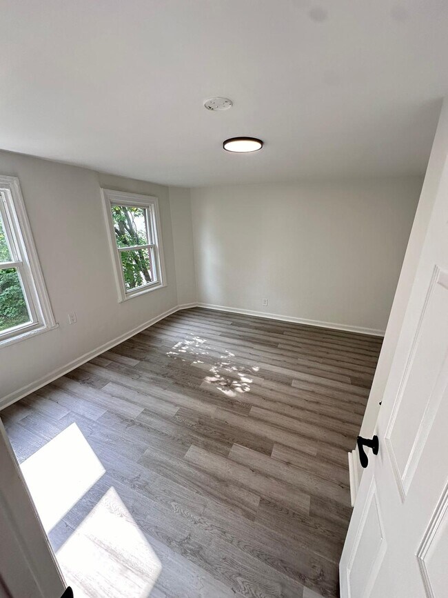 Building Photo - 109 S 7th Ave