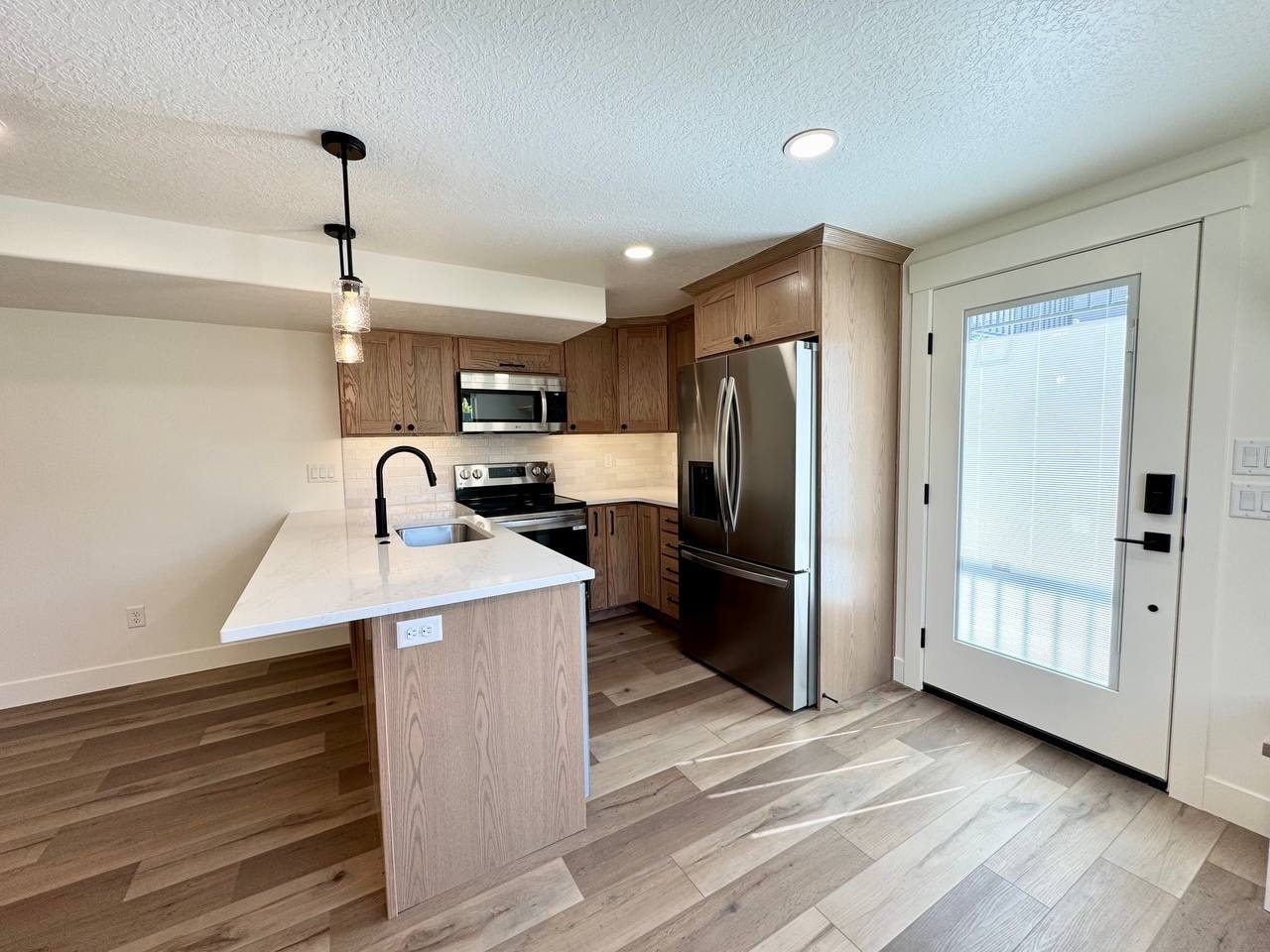 Building Photo - 698 S Lake View Dr