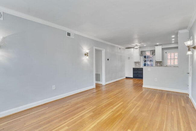 Building Photo - Updated Condo 3 Blocks from Metro