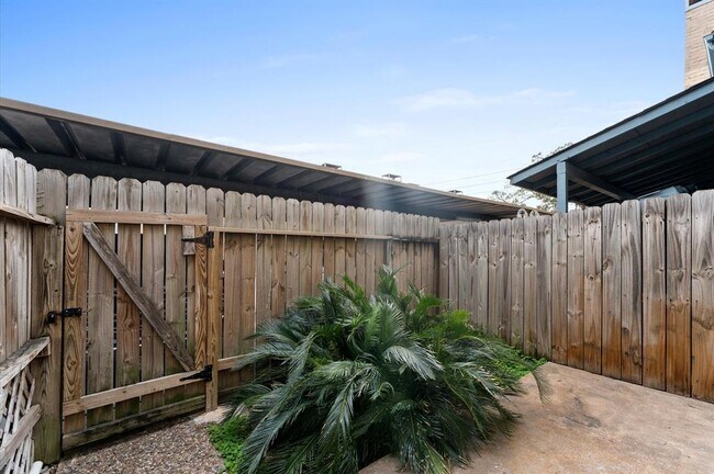 Building Photo - 10001 Westpark Dr