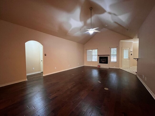 Building Photo - Gated Entry 5 bedroom, 3.5 Bath Home on 16...