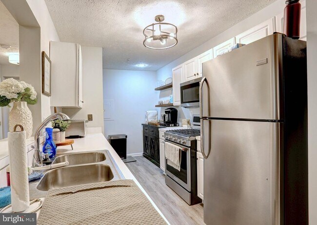 Building Photo - 2056 Quaker Way
