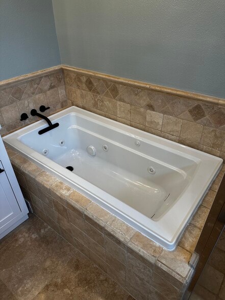 Jacuzzi Tub - 819 W 27th St