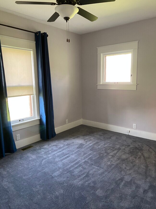 Building Photo - 142 N Main St