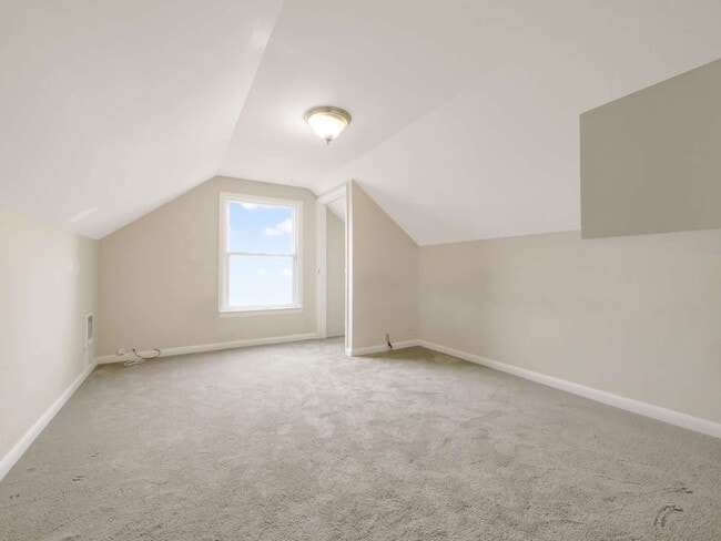 Building Photo - 3 Bed and 1 Bath Beautiful Duplex is Available for Rent!