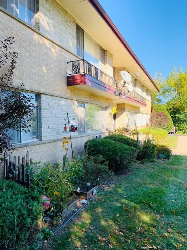 Building Photo - 10538 W Bobolink Ave