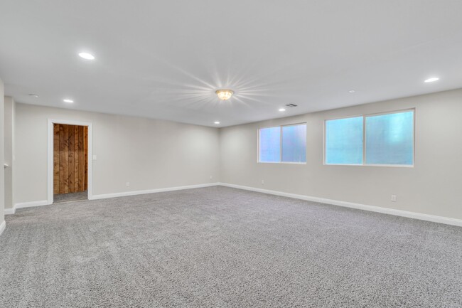 Building Photo - LUXORY 5 BEDROOM 3 1/2 BATH HOME LOCATED I...