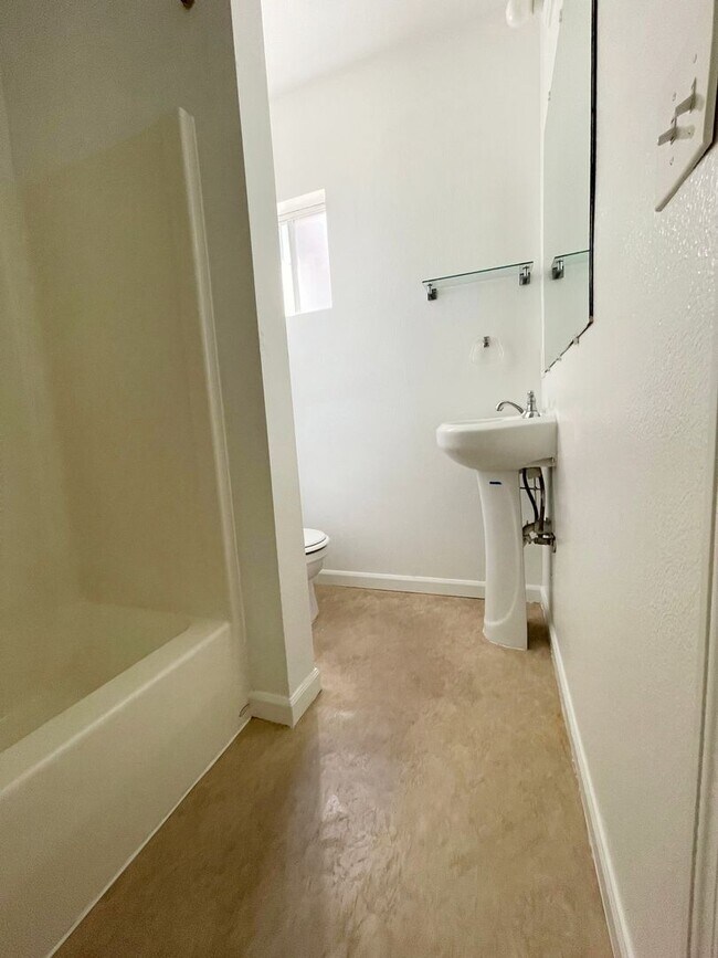 Building Photo - Quiet and Cozy Two Bed in SW Portland 5 plex~ Open Floor Plan~ Great Shared Outdoor Space~ Off St...