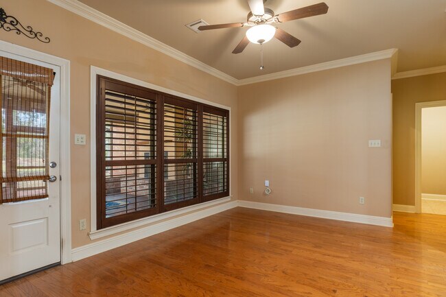 Building Photo - 106 Sandhurst Dr