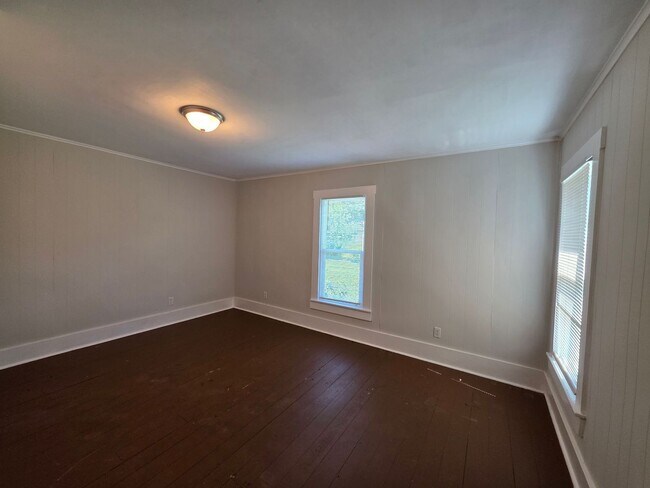 Building Photo - 3BR/2BA Home with Detached Garage & Large Yard