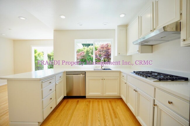Building Photo - Gorgeous Home in Sought After Larkspur Nei...