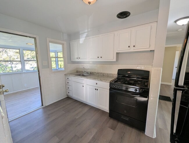 Building Photo - Live in Bliss - 3 Bed, 1 Bath