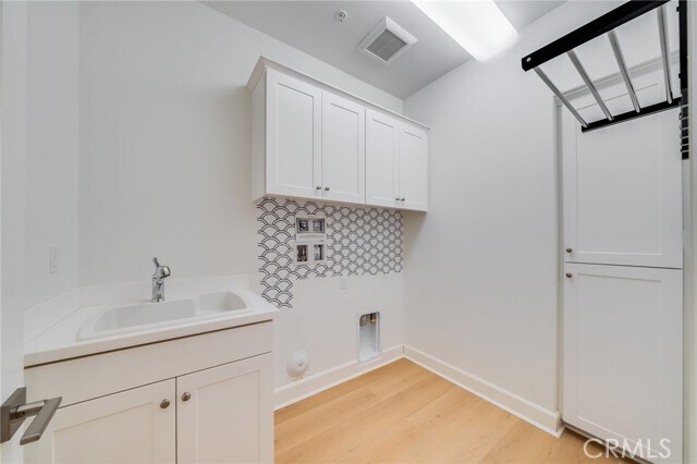 Building Photo - 64 Meander